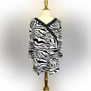 Nancy Bolen City Girl black & white intricately- designed top!